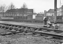 837168 Afbeelding van een wissel met tongencontroleur op het emplacement te Dordrecht.